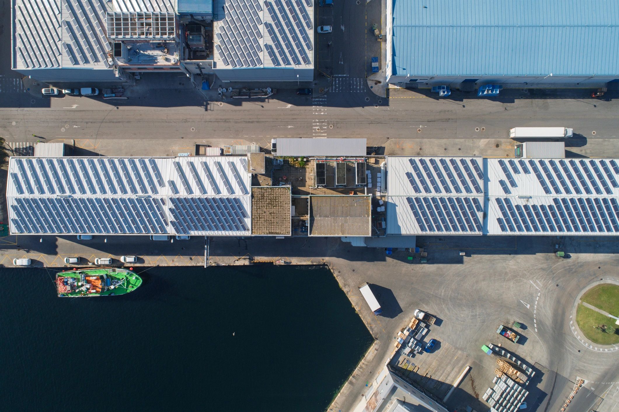 Industrial facility with rooftop solar panels for energy efficiency